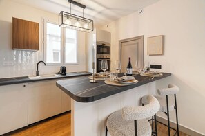 Kjøleskap, mikrobølgeovn, ovn og kokeplater