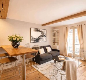 TV, offices - Splendid apartment - Notre Dame Cathedral (Paris)