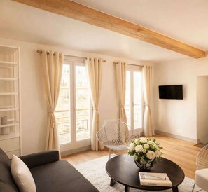 TV, offices - Splendid apartment - Notre Dame Cathedral (Paris)