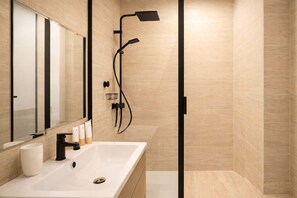Shower, hair dryer, towels