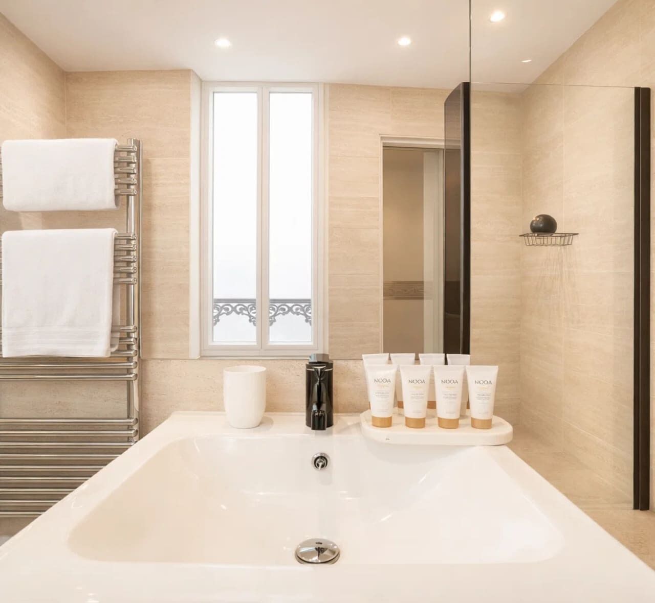 Dusj, hårføner og håndklær