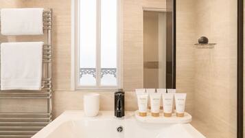 Dusj, hårføner og håndklær