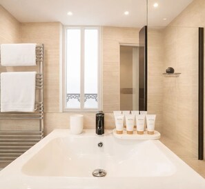 Shower, hair dryer, towels