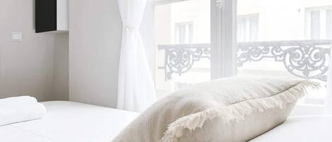 1 habitación, tabla de planchar con plancha, cuna de viaje y wifi