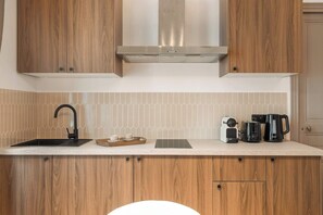 Jääkaappi, mikroaaltouuni, uuni, liesi