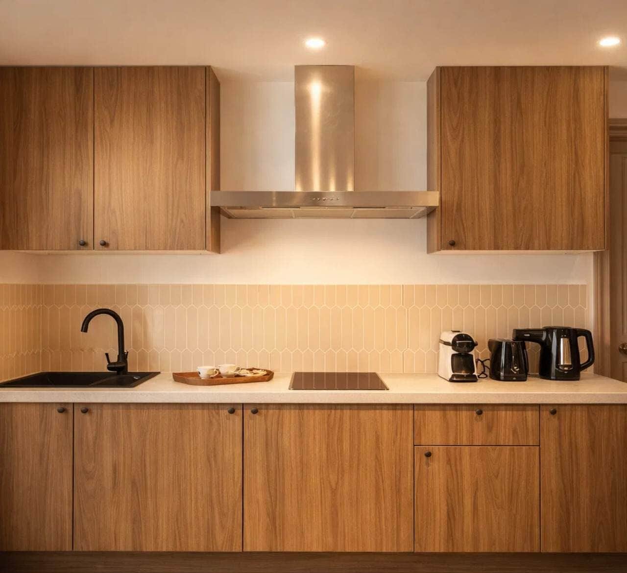 Kjøleskap, mikrobølgeovn, ovn og kokeplater