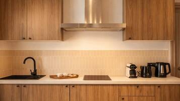 Kjøleskap, mikrobølgeovn, ovn og kokeplater