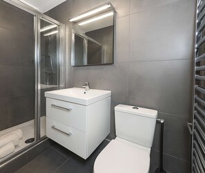 Shower, hair dryer, towels - Eiffel Tower - Best deal for 4 (Paris)