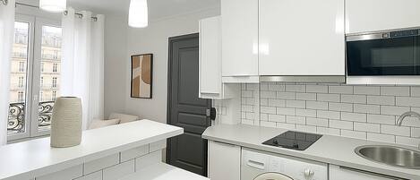 冷蔵庫、電子レンジ、コンロ、コーヒー / ティーメーカー