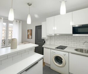 Fridge, microwave, stovetop, coffee/tea maker - Eiffel Tower - Best deal for 4 (Paris)