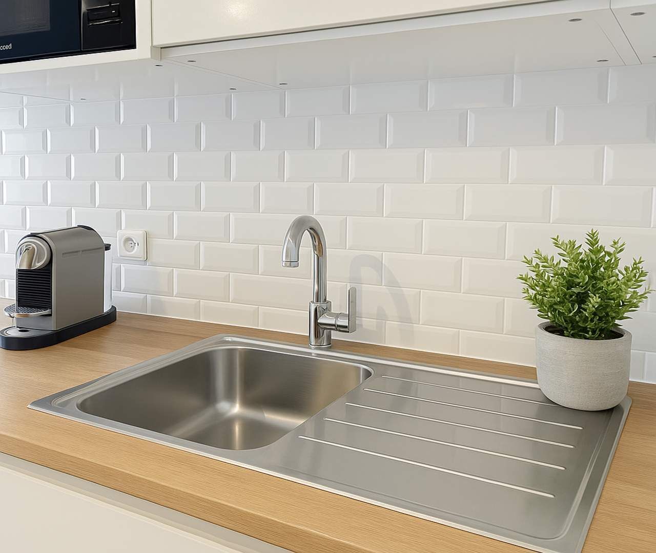 Een koelkast, een magnetron, een kookplaat