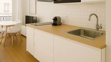 Een koelkast, een magnetron, een kookplaat