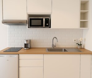 Fridge, microwave, stovetop, coffee/tea maker