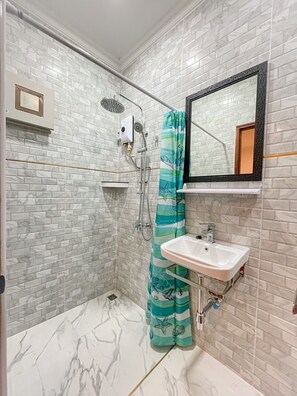 Douche, séchoir à cheveux, serviettes fournies, savon