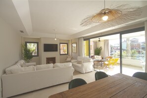Smart TV, fireplace, video-game console - Lovely 4-bedroom serviced apartment with views (San Roque)