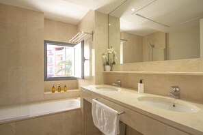 Combined shower/bathtub, hair dryer, bidet, towels - Lovely 4-bedroom serviced apartment with views (San Roque)