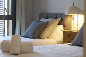 4 bedrooms, iron/ironing board, travel crib, free WiFi - Lovely 4-bedroom serviced apartment with views (San Roque)