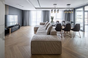 Exclusive Suite | Hypo-allergenic bedding, minibar, in-room safe, laptop workspace - Loft7 (Lviv)