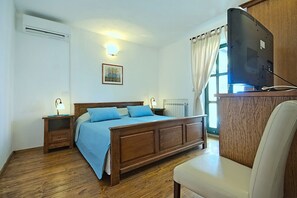 4 間睡房、房內夾萬、熨斗/熨衫板、可攜式嬰兒床