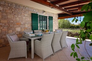 Outdoor dining - Villa with pool, 8 persons, quiet location, well-kept garden plot (Vižinada)