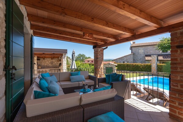 Terrace/patio - Villa with pool, 8 persons, quiet location, well-kept garden plot (Vižinada)