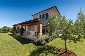 Exterior - Villa with pool, 8 persons, quiet location, well-kept garden plot (Vižinada)