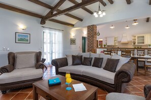 智能電視、壁爐、足球機、乒乓球設施