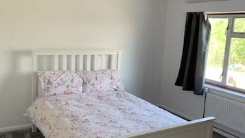 5 bedrooms, iron/ironing board, bed sheets