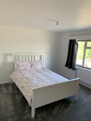 5 bedrooms, iron/ironing board, bed sheets