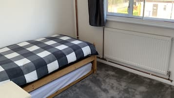 5 bedrooms, iron/ironing board, bed sheets