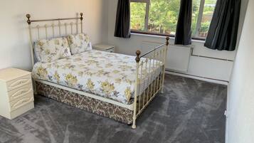 5 bedrooms, iron/ironing board, bed sheets