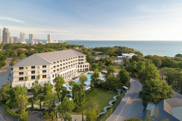 A large hotel with multiple floors, a swimming pool, and a view of the sea. - Cross Pattaya Pratamnak (Pattaya)
