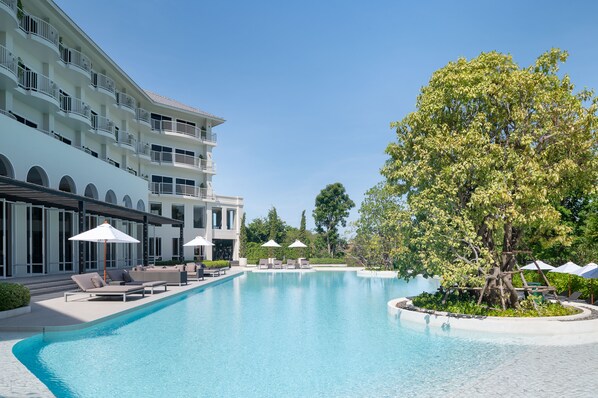 Außenpool, geöffnet von 07:00 Uhr bis 18:00 Uhr, Liegestühle