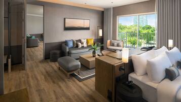 Cross - Elite 2 Bedroom Ocean Suite | Isi minibar gratis, brankas, meja kerja, dan tirai kedap cahaya