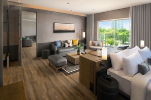 Cross - Elite 2 Bedroom Ocean Suite | Free minibar items, in-room safe, desk, blackout drapes - Cross Pattaya Pratamnak (Pattaya)