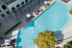 Outdoor pool, open 7:00 AM to 6:00 PM, sun loungers - Cross Pattaya Pratamnak (Pattaya)