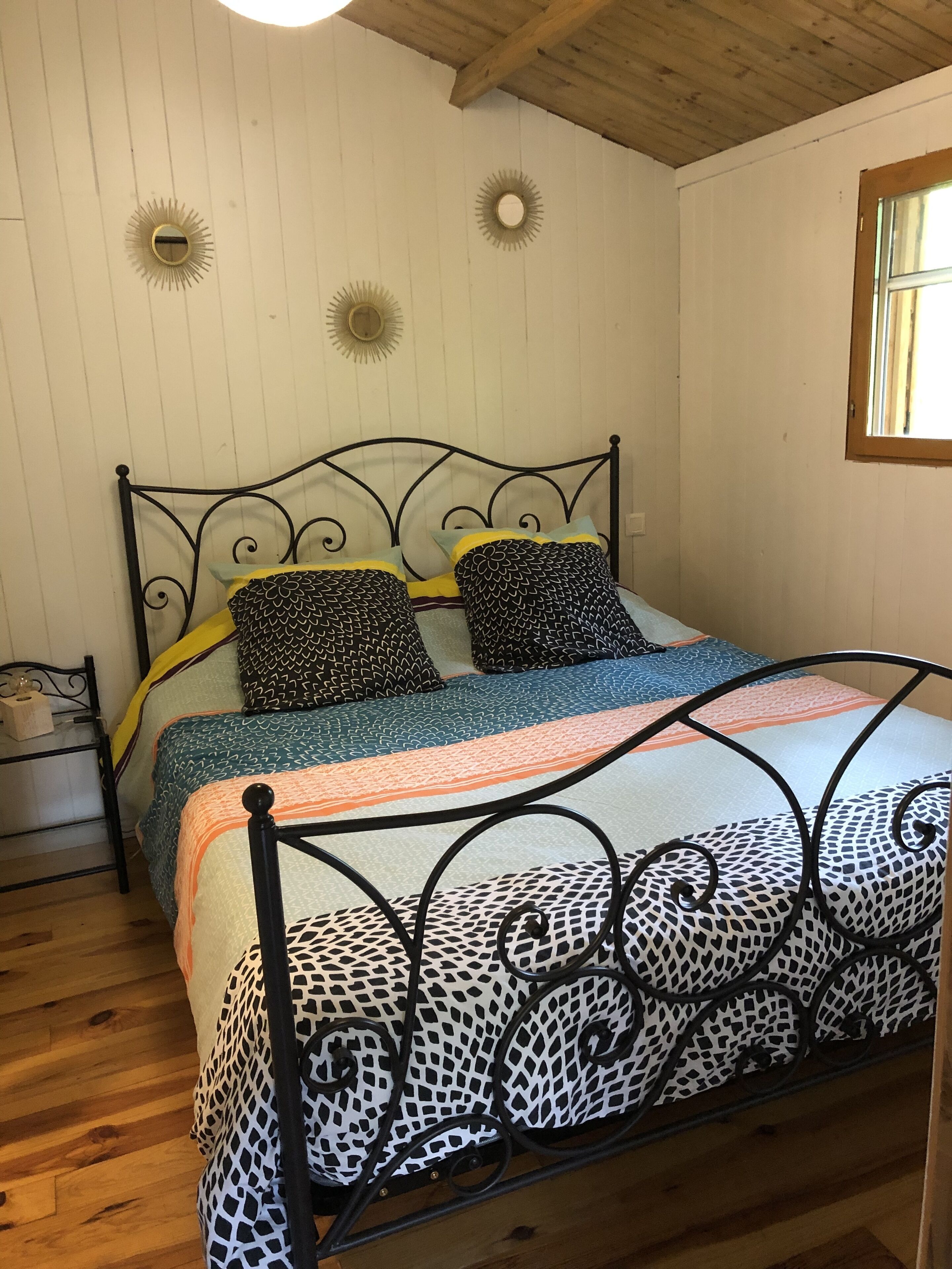 1 bedroom, travel cot, bed sheets