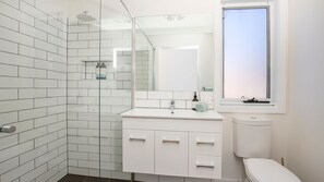 Een douche, een haardroger, handdoeken