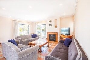 TV, fireplace - Casa Vela Palace (Albufeira)