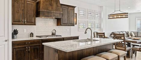 Townhome, 4 Bedrooms | Private kitchen | Fridge, oven, coffee/tea maker, toaster