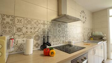 Een koelkast, een microgolfoven, een oven, een vaatwasser