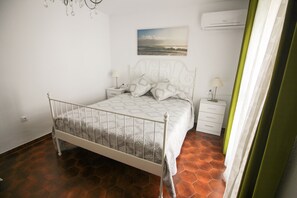 2 slaapkamers, een strijkplank/strijkijzer, beddengoed