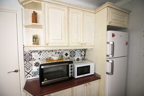Réfrigérateur, micro-ondes, plaque de cuisson, cafetiÚre/bouilloire