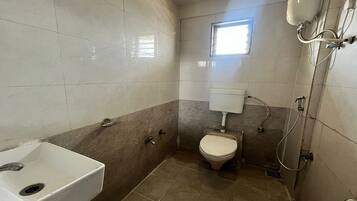 Superior Double Room | Bathroom | Shower, towels
