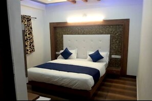 Deluxe Room | Desk, rollaway beds, free WiFi, bed sheets - Hotel Galaxy Inn (Ahmedabad)