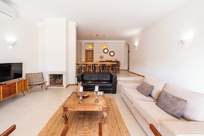 TV, fireplace