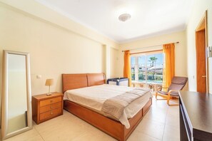 8 chambres, coffre-fort, fer et planche à repasser, lit de bébé portatif