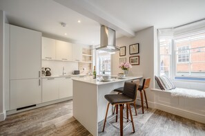Fridge, microwave, oven, stovetop - Spacious, light and luxurious apartment in the heart of Henley (Henley-on-Thames)