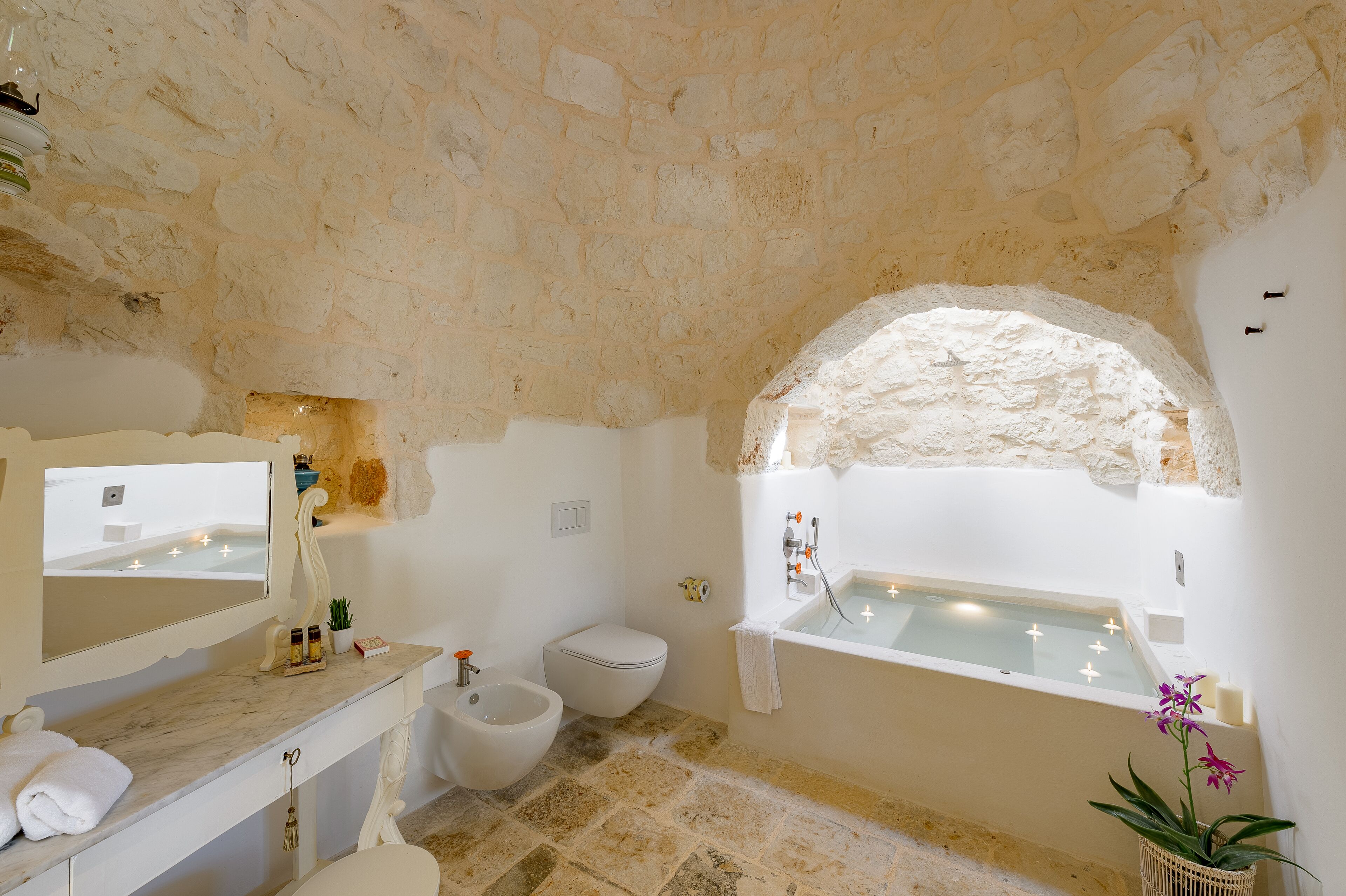 Douche, douche à « effet pluie », sèche-cheveux, peignoirs