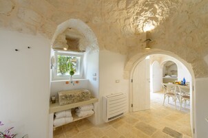 淋浴设施、大花洒淋浴喷头、吹风机、浴袍